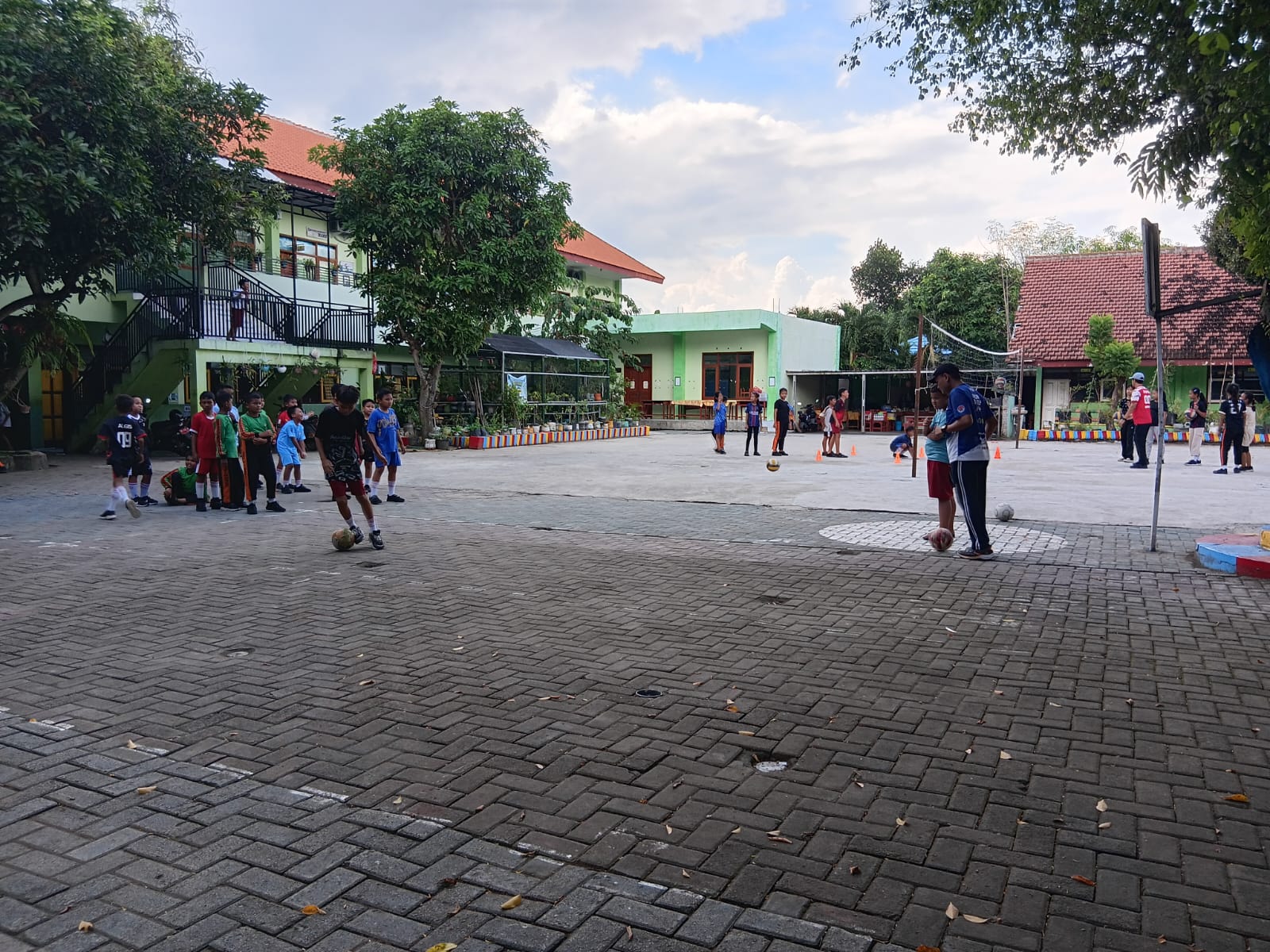 Olahraga (Sepak Bola, Voli, Atletik, Takraw, Tenis Meja)