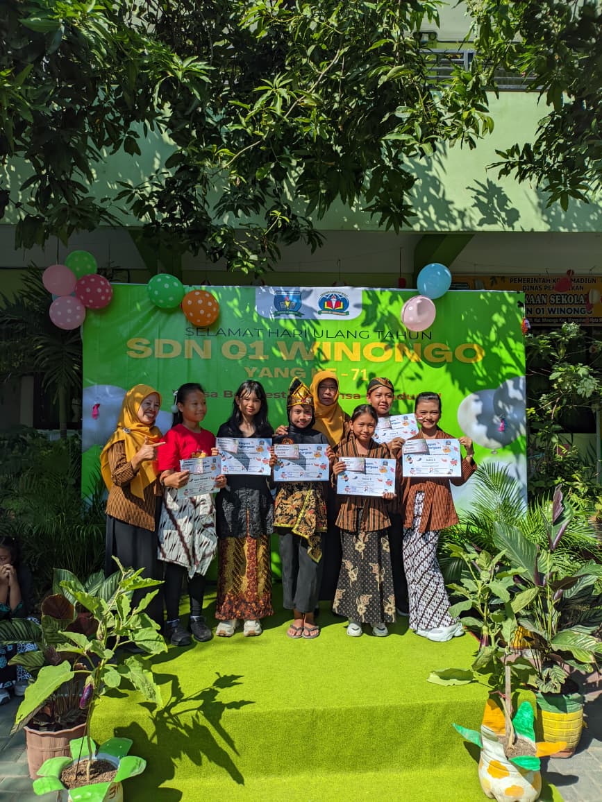 Pemberian Penghargaan Kepada Siswa-Siswi Berprestasi dalam Momen HUT Sekolah ke - 71 Tahun 2025